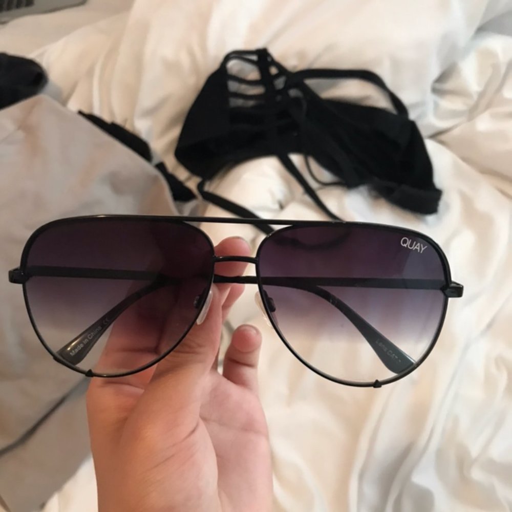 QUAY AUSTRALIA Black X Desi High Key Aviators